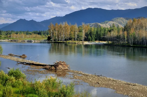 Ortasından nehre Katun ulaşır