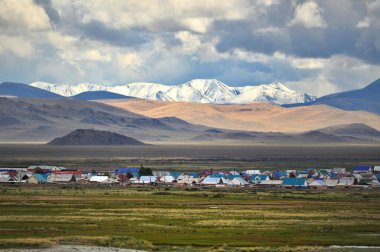 Kar-caped Chuya bozkır Peaks'e