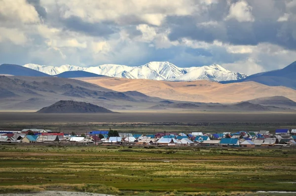 Kar-caped Chuya bozkır Peaks'e