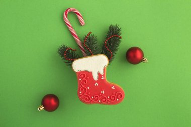 Yeşil arka planda zencefilli ekmekli Noel kompozisyonu