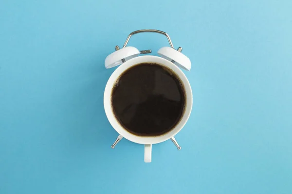 Vista Dall Alto Del Caffè Sul Quadrante Della Sveglia Bianca — Foto Stock