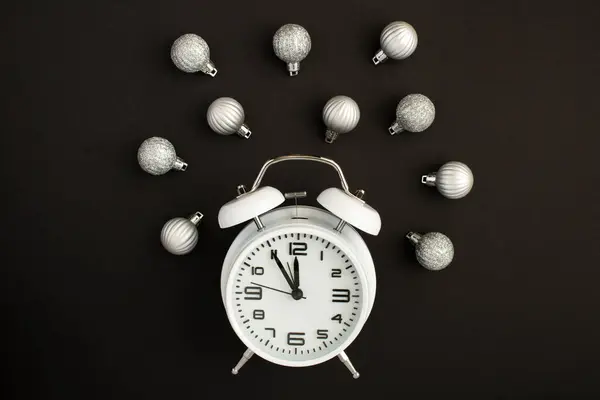 Vista Superior Del Reloj Despertador Blanco Bolas Plata Navidad Fondo —  Fotos de Stock