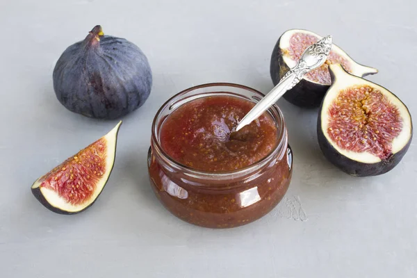 Confiture Figue Dans Bocal Verre Sur Fond Ciment Gris — Photo