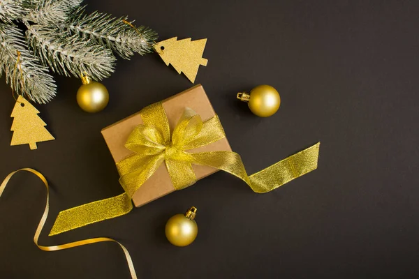 Draufsicht Auf Weihnachtsgeschenk Mit Goldschleife Auf Dunklem Hintergrund — Stockfoto