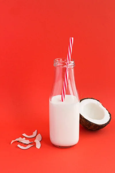 Lait Coco Dans Bouteille Verre Sur Fond Rouge Emplacement Vertical — Photo