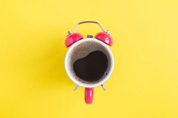 Vista Dall Alto Del Caffè Sul Quadrante Della Sveglia Rossa — Foto Stock