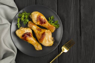 Siyah tabakta kızarmış tavuk budu ve fotokopi alanı.