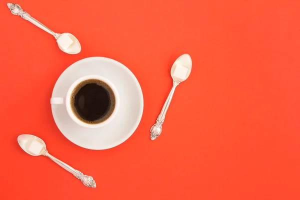 Vista Dall Alto Del Caffè Nero Nella Tazza Bianca Cucchiai — Foto Stock