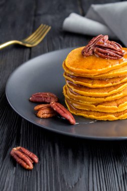 Ev yapımı kabak krepleri. Siyah tabakta fındıklı.