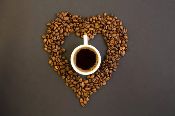 Вид Сверху Черный Кофе Белой Чашке Сердце Кофейных Зерен Темном — стоковое фото