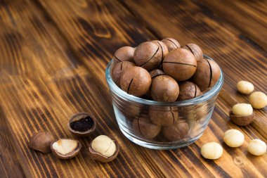 Ahşap masanın üzerinde cam bir fiyonkta fındıklara yaklaş.