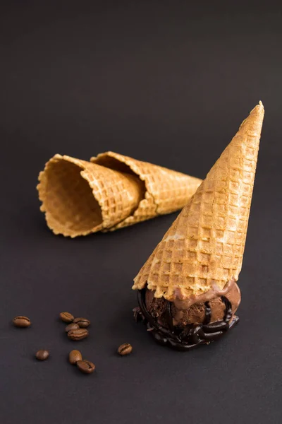 Крупный План Шоколадного Мороженого Вафельном Рожке Черном Фоне Расположение Вертикальное — стоковое фото