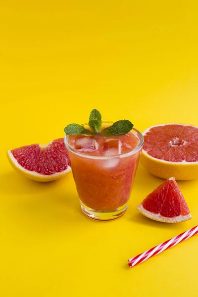 Batido Pomelo Con Hielo Vaso Agua Sobre Fondo Amarillo Copiar —  Fotos de Stock