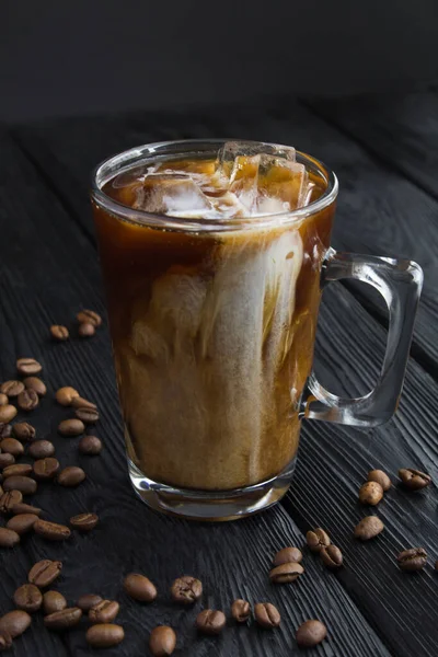 Café Cerveza Fría Con Leche Taza Vidrio Sobre Fondo Negro — Foto de Stock