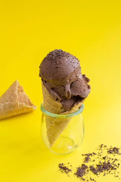 Sorvete Chocolate Cone Waffle Fundo Amarelo Localização Vertical — Fotografia de Stock