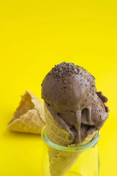 Close Sorvete Chocolate Cone Waffle Fundo Amarelo Localização Vertical — Fotografia de Stock