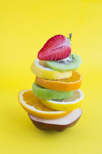 Pirámide Fruta Picada Equilibrio Sobre Fondo Amarillo Primer Plano —  Fotos de Stock