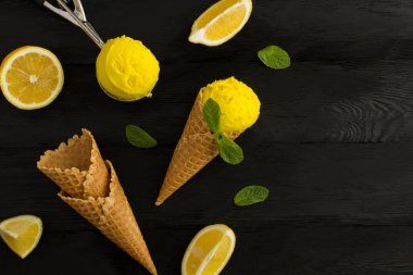 Siyah arka planda waffle külahında limonlu dondurmanın en üst görüntüsü. Uzayı kopyala Yakın plan..