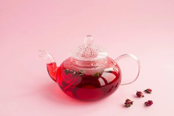 Rosafarbener Tee Mit Rosen Der Gläsernen Teekanne Auf Rosa Hintergrund — Stockfoto