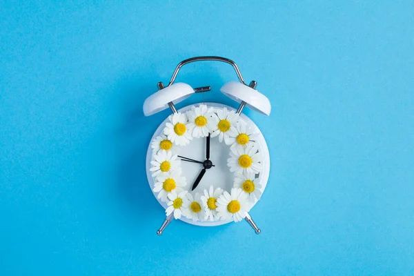 Manzanilla Dial Del Despertador Blanco Centro Del Fondo Azul Copiar —  Fotos de Stock