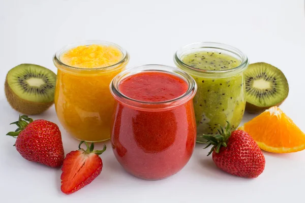 Olika Frukt Smoothie Eller Puré Små Glasburkarna Den Vita Bakgrunden — Stockfoto