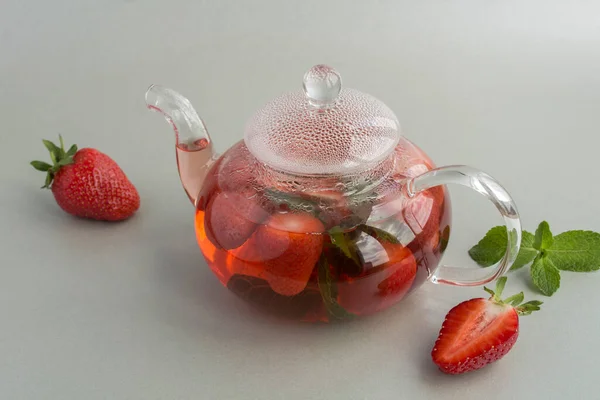 Erdbeertee Der Gläsernen Teekanne Auf Grauem Hintergrund Gesundes Getränk Nahaufnahme — Stockfoto