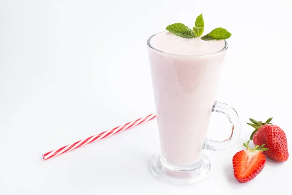 Aardbeienmilkshake Het Drinkglas Witte Achtergrond Kopieerruimte — Stockfoto