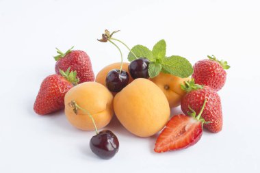 Beyaz arka planda meyve ve böğürtlen yakın plan. Boşluğu kopyala.