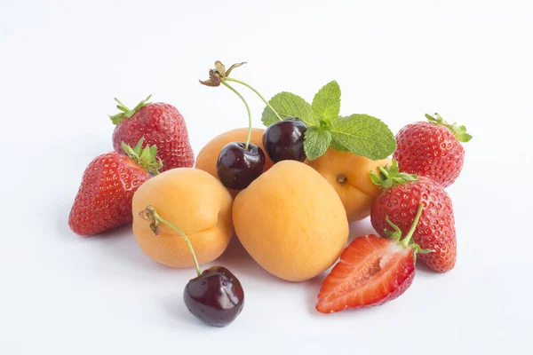 Gros Plan Sur Les Fruits Les Baies Sur Fond Blanc — Photo