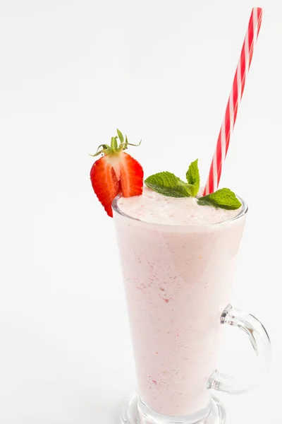 Close Van Aardbeienmilkshake Het Drinkglas Witte Achtergrond Plaats Verticaal — Stockfoto