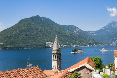 Güneşli bir günde şehrin panoramik manzarası, adalar ve körfez. Perast. Karadağ.