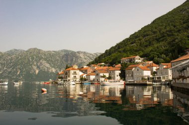 Yaz günü şehrin ve körfezin panoramik manzarası. Perast. Karadağ.