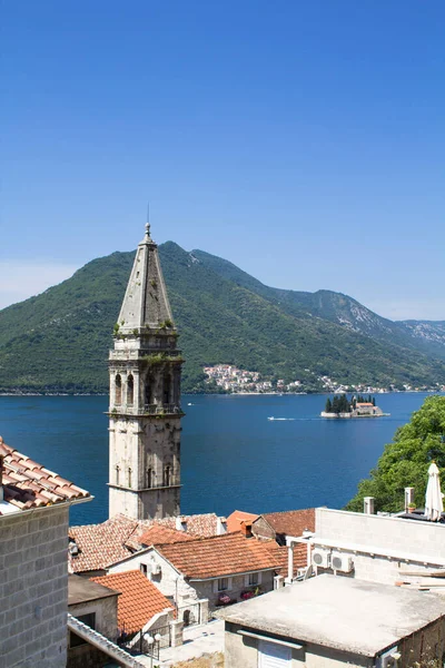 Panoramautsikt Byen Øya Bukta Solskinnsdagen Vær God Montenegro – stockfoto