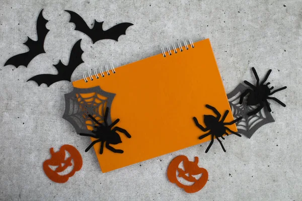 Composición Para Halloween Con Cuaderno Naranja Arañas Decorativas Calabazas Telarañas — Foto de Stock