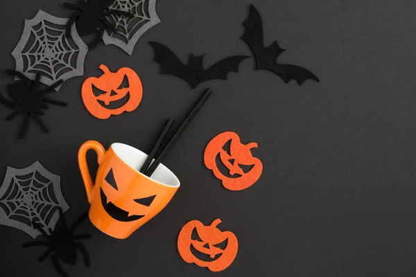 Composición Para Halloween Con Copa Naranja Arañas Decorativas Calabazas Telarañas — Foto de Stock