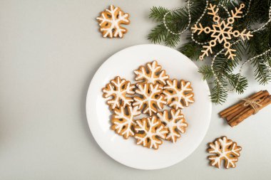 Gri arka plandaki tabakta Noel kurabiyesi var. Üst Manzara. Boşluğu kopyala.