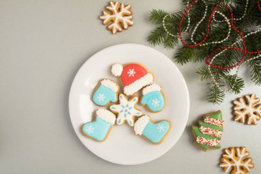 Gri arka plandaki tabakta Noel kurabiyesi. Üst Manzara. Boşluğu kopyala.