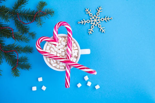 Weihnachtskomposition Mit Herzförmigen Karamellstangen Und Heißer Schokolade Mit Marshmallows Auf — Stockfoto