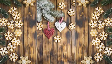 Noel kolajı. Tahta arka planda zencefilli ekmek ve dekoratif kalpler.