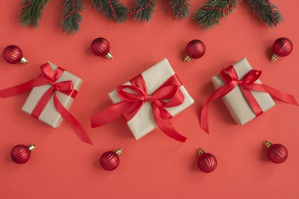 Draufsicht Auf Weihnachtsgeschenke Mit Tiew Rote Schleife Und Perle Auf — Stockfoto