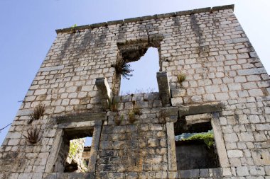 Yıkılmış eski binaya yakın çekim. Perast. Karadağ.