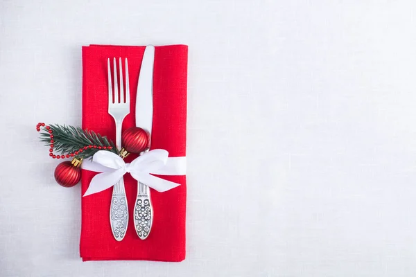 Beyaz Masa Örtüsünün Üzerinde Kırmızı Peçete Olan Bir Noel Masası — Stok fotoğraf