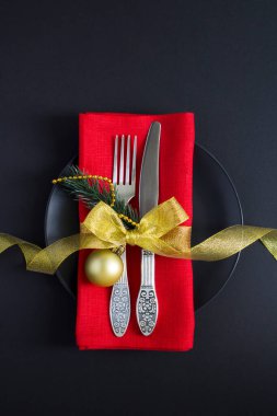 Siyah arka planda bir Noel masası. Üst Manzara. Yakın plan..