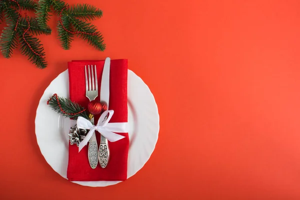 Christmas Table Setting Red Background Top View Copy Space — Stock Photo, Image