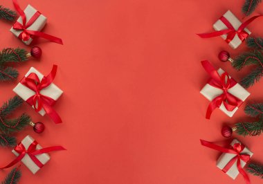 Kırmızı arka planda kırmızı fiyonklu Noel hediyeleri. Boşluğu kopyala.