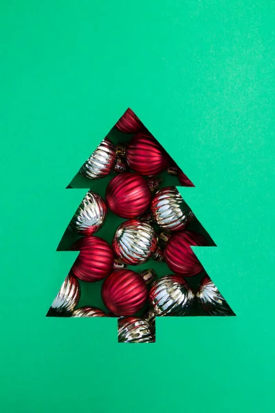 크리스마스 트리가 초록색 배경을 자르고 색공으로 찼습니다 클로즈업 — 스톡 사진