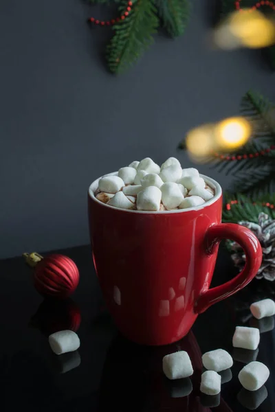 Heiße Schokolade Mit Marshmallows Der Roten Tasse Und Weihnachtskomposition Auf — Stockfoto