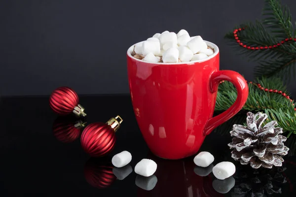 Heiße Schokolade Mit Marshmallows Der Roten Tasse Und Weihnachtskomposition Auf — Stockfoto