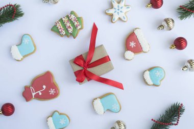 Beyaz arka planda Noel kurabiyesi ve hediye paketi var. Üst görünüm.
