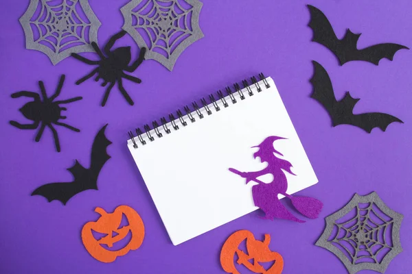 Composición Para Halloween Con Cuaderno Blanco Bruja Decorativa Arañas Calabazas — Foto de Stock